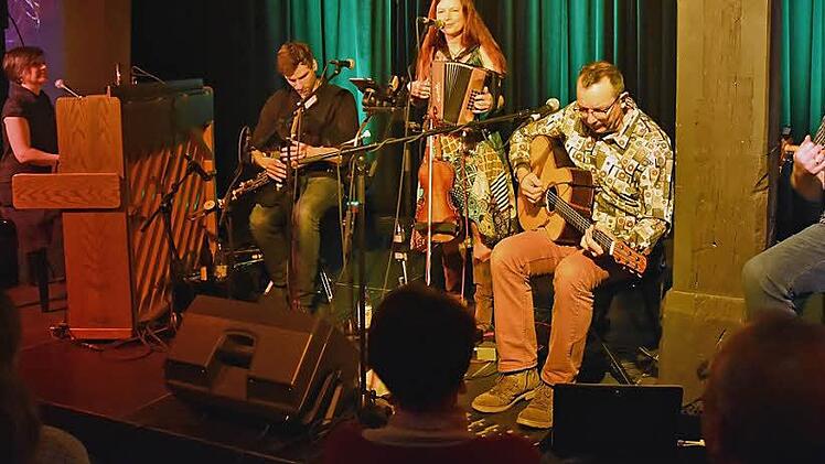 Die Irish-Folk-Band "Cara", die in Kürze zu einer Schottlandtournee aufbricht, bot in der Rathaushalle in Haßfurt ein überwältigendes Konzert mit überwiegend eigenen Kompositionen. Im Bild (von links) Kim Edgar, Hendrik Morgenbrodt, Gudrun Walther, Jürgen Treyz und Rolf Wagels, die erst nach einigen Zugaben wieder entlassen wurden Foto: Ulrike Langer