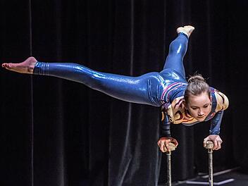 Mit akrobatischen Darbietungen faszinierte Akteure der Coburger Turnerschaft bei "Jugend spielt für Jugend" im Landestheater.Foto: JochenBerger