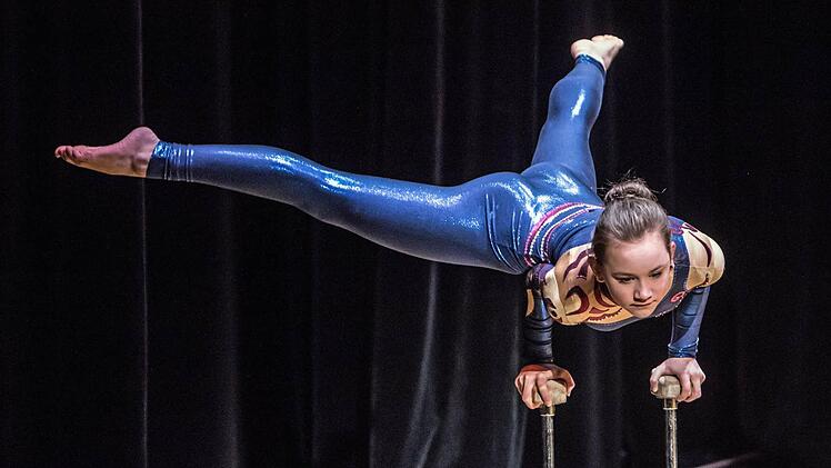 Mit akrobatischen Darbietungen faszinierte Akteure der Coburger Turnerschaft bei "Jugend spielt für Jugend" im Landestheater.Foto: JochenBerger