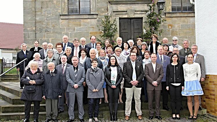 Memmelsdorf &mdash; Auf diesem Bild stehen alle 43 Jubelkonfirmanden in Memmelsdorf: Pfarrerin Sonja von Aschen (hinten, Zweite von links) feierte mit diesen evangelischen Gl&auml;ubigen.  Foto: Helmut Will