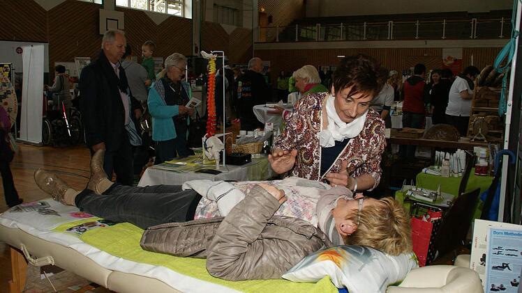 Physiotherapeuten wie Maria Brandt aus Untersteinbach, Naturheilkundler, Anti-Stress-Therapeuten, Diät-Berater, Krankenkassen, Pflegedienste, die Lebenshilfe - sie alle boten persönliche Beratung bei den Gesundheitstagen im OAZ (Oberaurachzentrum) an.