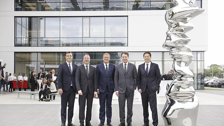 Er&ouml;ffnung des Brose Neubaus in Bamberg, (v.l.) Sandro Scharlibbe (Gesch&auml;ftsf&uuml;hrer Einkauf), Maximilian Stoschek (Gesellschafter), Andreas Starke (Oberb&uuml;rgermeister der Stadt Bamberg), Michael Stoschek (Vorsitzender der Gesellschafterversammlung) und J&uuml;rgen Otto (Vorsitzender der Gesch&auml;ftsf&uuml;hrung).. Foto: Brose
