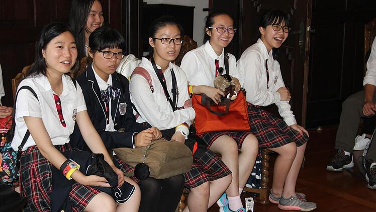 Artig und höflich, aber auch belustigt: Die Mädchen aus Ningbo.Foto: Ralf Kestel