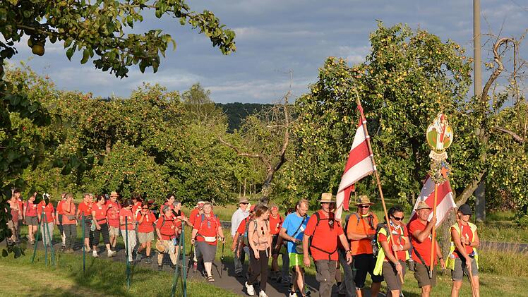 Bei schönstem Wetter traf der Zug des Hassfurter Wallfahrer in Großenbrach ein. Foto: Björn Hein