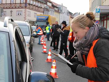 Magdalena Krapf und weitere Helfer befragen die Autofahrer. Foto: Ralf Ruppert