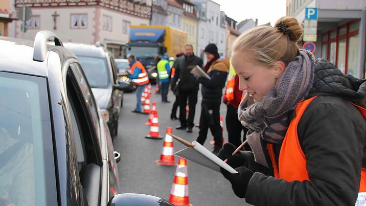 Magdalena Krapf und weitere Helfer befragen die Autofahrer. Foto: Ralf Ruppert
