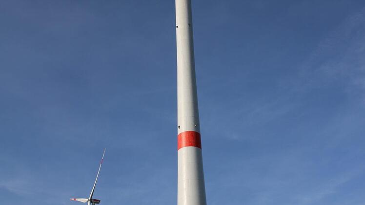 Während sich die anderen Mühlen drehen, steht ein Windrad nach der Getriebestörung still.