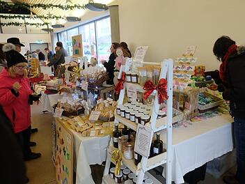 Aussteller und Besucher bev&ouml;lkerten die Festhalle. Foto: Philipp Bauernschubert