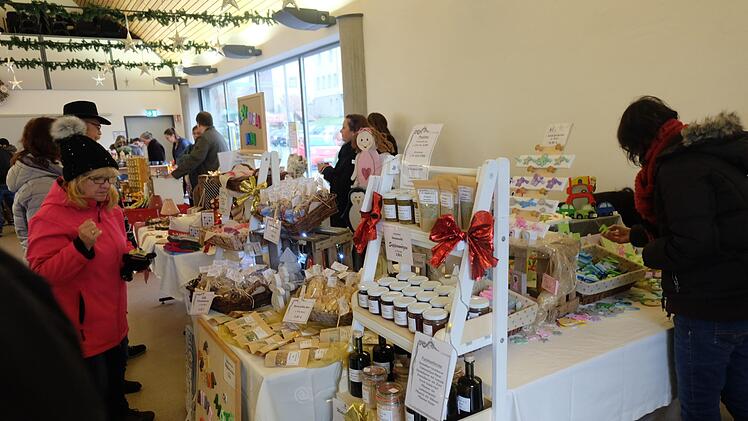 Aussteller und Besucher bev&ouml;lkerten die Festhalle. Foto: Philipp Bauernschubert