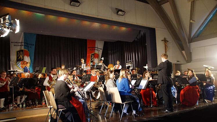 Musiker aus dem gesamten Landkreis Haßberge bilden das symphonische Kreisorchester des Nordbayerischen Musikbundes, das am Sonntag in der Stadthalle Eltmann sein alljährliches Benefizkonzert gab.  Sabine Weinbeer