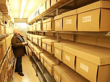 Das Ebensfelder Gemeindearchiv im Keller des Rathauses: Die Akten und Bilder sind in feuerhemmenden Kartons abgelegt, die Raumtemperatur und die Luftfeuchtigkeit wird auf  konstanten Werten gehalten. Foto: Matthias  Einwag