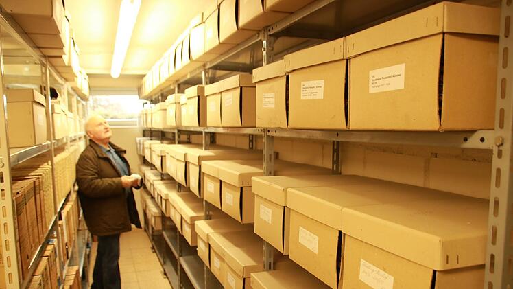 Das Ebensfelder Gemeindearchiv im Keller des Rathauses: Die Akten und Bilder sind in feuerhemmenden Kartons abgelegt, die Raumtemperatur und die Luftfeuchtigkeit wird auf  konstanten Werten gehalten. Foto: Matthias  Einwag