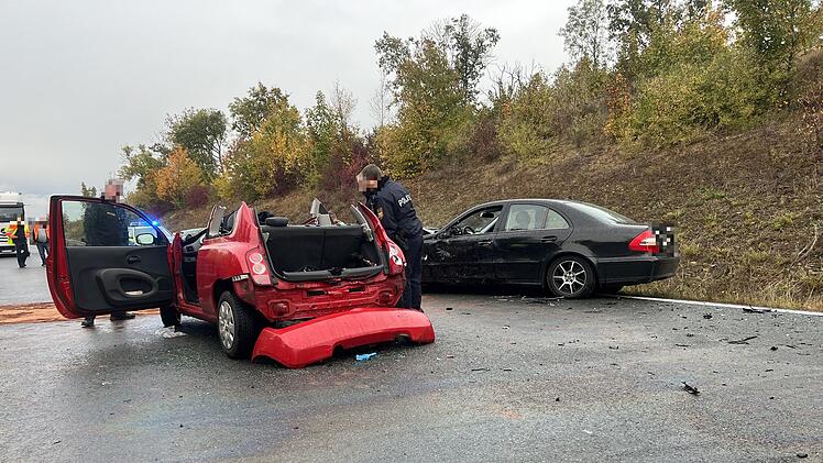 Schwerer Unfall auf B8: Kleinwagen schleudert in Gegenverkehr