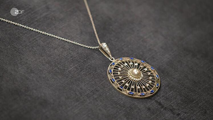 Der silberne Anhänger mit Kette aus den 1920er-Jahren hatte einen Wert von 150 bis 200 Euro. Lisa Nüdling bezahlte mit 220 Euro sogar mehr.