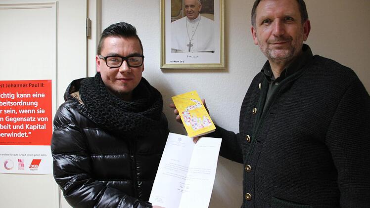Lukas Löffler (links) und Eckhard Schneider freuen sich über das Dankesschreiben aus dem Vatikan. Foto: Vanessa Schneider