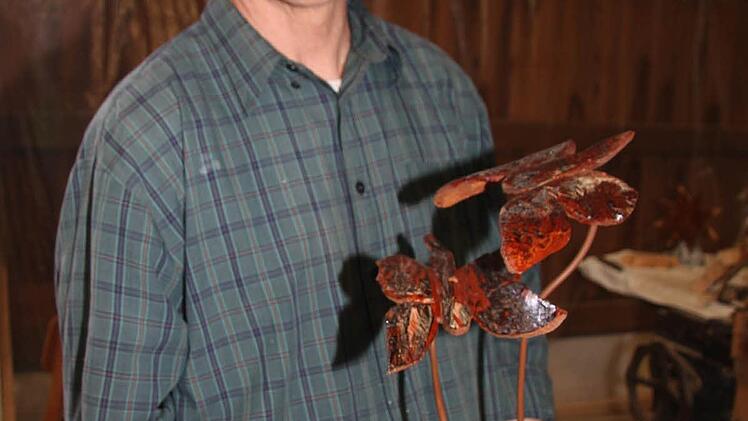 Hermann Hildner zeigt dekorative Schmetterlinge. Foto: Sonja Adam