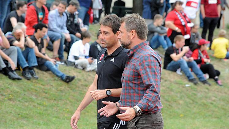 Sahen ein Match auf Augenhöhe: Nürnbergs Trainer René Weiler (links) und Würzburgs Coach Bernd Hollerbach im Gespräch. Foto: Hopf