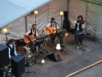 Die Band "Holzich" war bereits zum zweiten Mal zu Gast im Schlosshof in Aschach zum Open-Air-Konzert. Foto: Björn Hein
