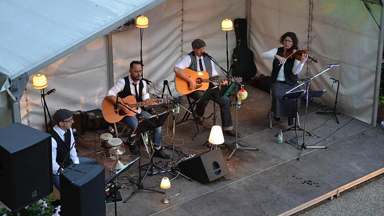 Die Band "Holzich" war bereits zum zweiten Mal zu Gast im Schlosshof in Aschach zum Open-Air-Konzert. Foto: Björn Hein