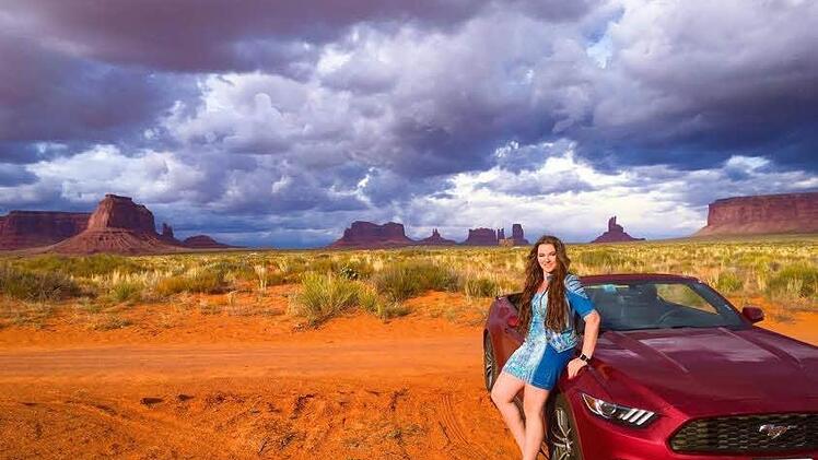 Angie Katze beim Videodreh für "Auf in die Freiheit" vor der imposanten Kulisse des Monument Valley. Das Lied ähnelt im Stil dem von Schlagerkönigin Andrea Berg. Fotos: privat