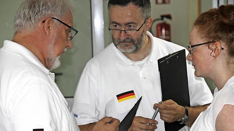 Bundestrainer Marcus Rasim (Mitte) bespricht mit seinem Kollegen und Nationalmannschaftsmitglied Dorothea Thurner, wie eine Übungseinheit ablaufen sollte.