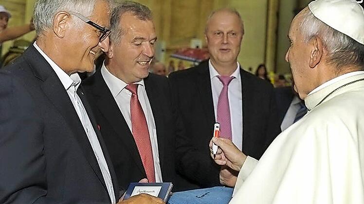 Vor einigen Wochen hatte der Papst die Jeans bei einer Audienz signiert, hier mit (von links) Rainer Dippold vom Sambacher Orgelverein, Pommersfeldens Bürgermeister Hans Beck und dessen Höchstadter Amtskollegen Gerald Brehm. Foto: privat
