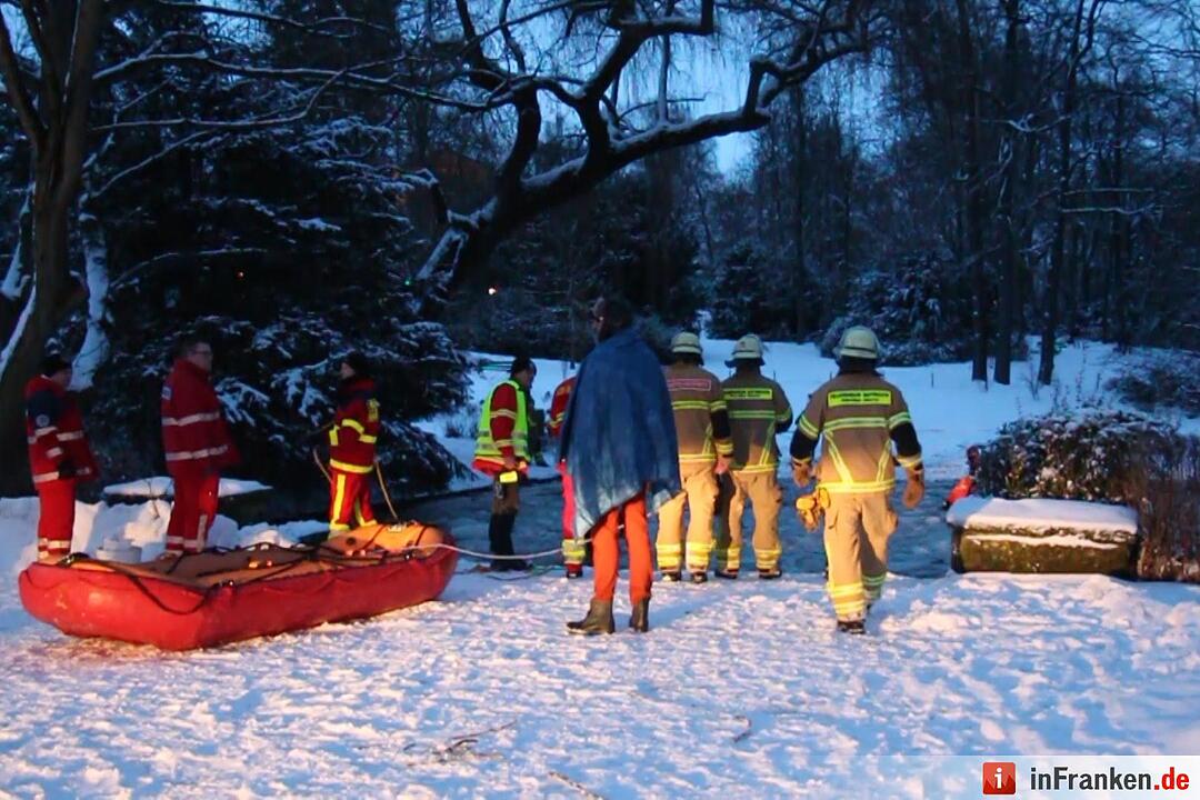 Tragischer Eisunfall in Bayreuth: Hund und Frauchen brechen in Weiher ein