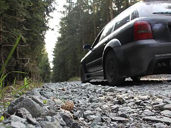 Der Forstweg wurde mit Steinen geschottert. Einige Anwohner möchten, dass die Strecke ausgebaut und befestigt wird. Fotos: Ronald Heck