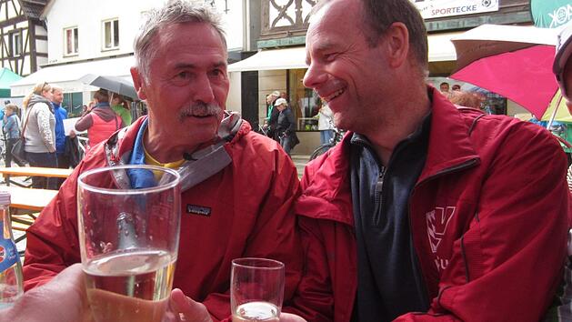 Ein Hoch auf den "Lenz": Zum letzten Mal hat Lorenz Kaiser (l.) den Fränkische-Schweiz-Marathon mitorganisiert. Nach dem Ende der Veranstaltung stieß er gemeinsam mit Moderator Michael Cipura (r.) an.  Fotos: Brosig