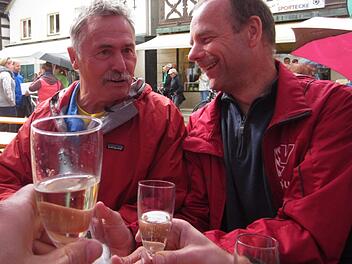 Ein Hoch auf den "Lenz": Zum letzten Mal hat Lorenz Kaiser (l.) den Fr&auml;nkische-Schweiz-Marathon mitorganisiert. Nach dem Ende der Veranstaltung stie&szlig; er gemeinsam mit Moderator Michael Cipura (r.) an.  Fotos: Brosig
