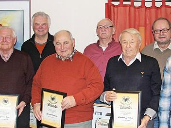 Ehrungen beim FC Adler Weidhausen (von links): stellvertretender Vorsitzender Dieter Freitag, Werner Schuhmann, B&uuml;rgermeister Markus M&ouml;nch, Werner Grah, Heinz Freitag, Bernd Vollrath, Ehrenmitglied Wilfried Joppich, G&uuml;nther Fischer, stellvertretender Vorsitzender Roland Friedrich, Vorsitzender Thomas Eckstein, stellvertretender Vorsitzender Sebastian G&ouml;&szlig;l und J&uuml;rgen Lang  Foto: Alexandra Kemnitzer