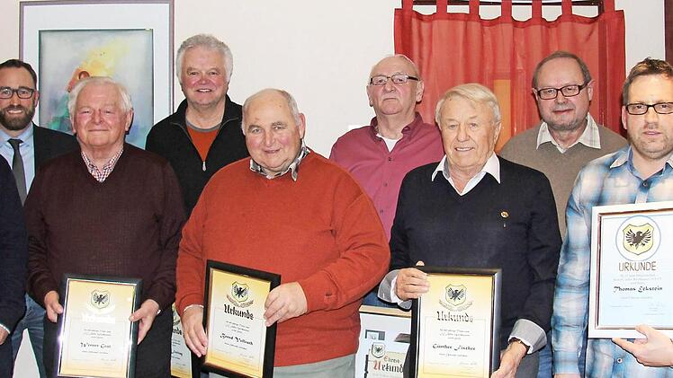 Ehrungen beim FC Adler Weidhausen (von links): stellvertretender Vorsitzender Dieter Freitag, Werner Schuhmann, B&uuml;rgermeister Markus M&ouml;nch, Werner Grah, Heinz Freitag, Bernd Vollrath, Ehrenmitglied Wilfried Joppich, G&uuml;nther Fischer, stellvertretender Vorsitzender Roland Friedrich, Vorsitzender Thomas Eckstein, stellvertretender Vorsitzender Sebastian G&ouml;&szlig;l und J&uuml;rgen Lang  Foto: Alexandra Kemnitzer