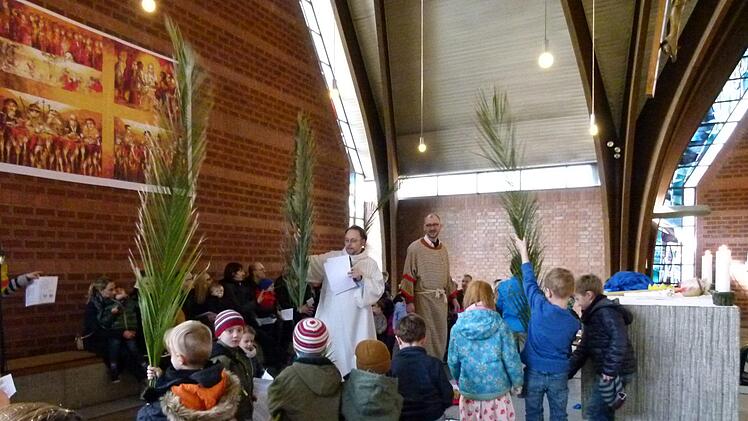 Auch Palmwedel fehlten nicht in der "Kinderkirche" beim "EinzugJesu in Jerusalem". Foto: Marion Krüger-Hundrup