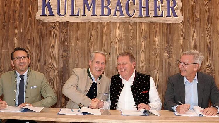 Die Brauerei-Vorstände Otto Zejmon und Markus Stodden mit Oberbürgermeister Henry Schramm und Werkleiter Stephan Pröschold (von ,links) PR
