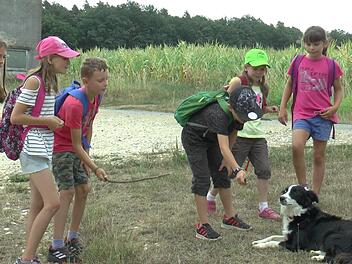 Die Kinder lernten nicht nur das Leben auf dem Bauernhof, sondern auch die Hofh&uuml;ndin Mila kennen.  Foto: C. Licha