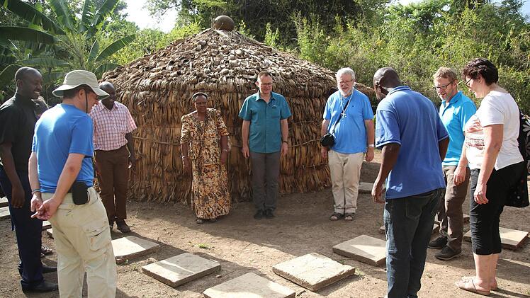 Neben vielen Schulen und Gemeinden besuchten die Gäste auch das Cultural Arts Center der Tumaini University Makumira. Hier lernten sie vor traditionellen Hütten der einheimischen Meru, Chagga und Massai mehr über Sitten und Gebräuche der Einheimischen. Gabriel brachte den Besuchern einen Tanz der Chagga bei. Foto: Bettina Knauth