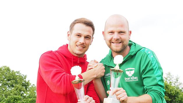 Gewannen f&uuml;r ihren Verein jeweils den Torj&auml;gerpokal der Saale-Zeitung und werden in der neuen Saison gemeinsam das Trikot des FC WMP Lauertal tragen: Andre Ke&szlig;ler vom FC Poppenlauer (links) und Stefan Denner von der DJK Weichtungen.J&uuml;rgen Schmitt