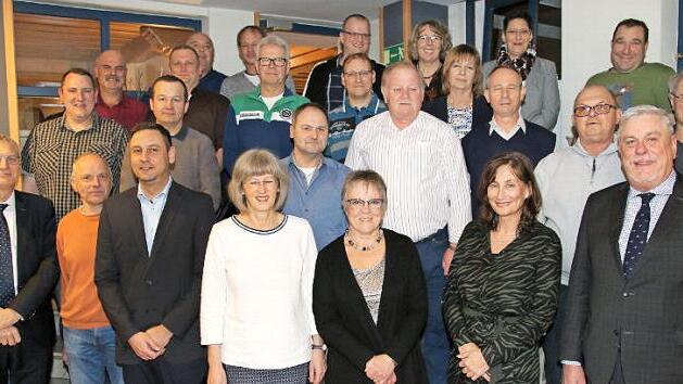 Die SÜC Energie und H2O GmbH sowie der CEB zeichneten langjährige Mitarbeiter aus und verabschiedeten Mitarbeiter aus dem aktiven Berufsleben. Coburgs OB Norbert Tessmer dankte für "659 Jahre voller Engagement für unsere Stadt".  Foto: Desombre