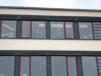 An den Fenstern des Klassenzimmers der 3a in Eggolsheim haben die Lehrer ihre Botschaft angebracht.  Foto: Mathias Erlwein