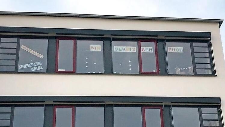An den Fenstern des Klassenzimmers der 3a in Eggolsheim haben die Lehrer ihre Botschaft angebracht.  Foto: Mathias Erlwein
