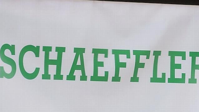 Ein Wegweiser zur Hauptversammlung der Schaeffler AG ist vor dem Veranstaltungsort aufgestellt. Der fränkische Industrie- und Automobilzulieferer Schaeffler hat nach eigenen Angaben die Verhandlungen mit der Belegschaft zum Abbau von Personal und zur Schließung von Standorten weitgehend abgeschlossen.