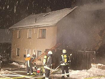 Brandeinsatz  im Pressecker Kirchbergweg: Der Holzschuppen wird Mittwochnacht ein Raub der Flammen. Durch den schnellen Einsatz der Feuerwehr kann aber das angebaute Wohnhaus gerettet werden. Fotos: Tobias Schöffel