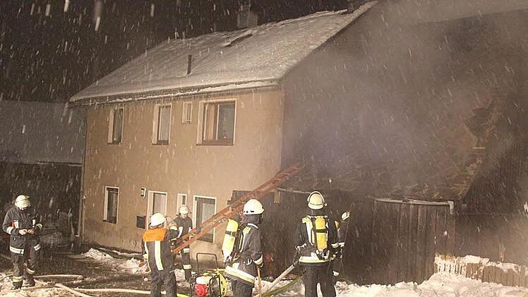 Brandeinsatz  im Pressecker Kirchbergweg: Der Holzschuppen wird Mittwochnacht ein Raub der Flammen. Durch den schnellen Einsatz der Feuerwehr kann aber das angebaute Wohnhaus gerettet werden. Fotos: Tobias Schöffel