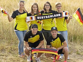 Freuen sich auf das Spiel Deutschland - USA: Die Spielerinnen (von links) Sabrina Köberich, Verena Lempa, Tanja Finzel und Luisa Eberth sowie die Trainer Kevin Popp (links) und Björn Vogel. Fast alle tippen auf einen Sieg der deutschen Elf. Foto: Matthias Einwag