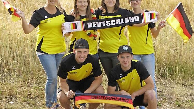 Freuen sich auf das Spiel Deutschland - USA: Die Spielerinnen (von links) Sabrina Köberich, Verena Lempa, Tanja Finzel und Luisa Eberth sowie die Trainer Kevin Popp (links) und Björn Vogel. Fast alle tippen auf einen Sieg der deutschen Elf. Foto: Matthias Einwag