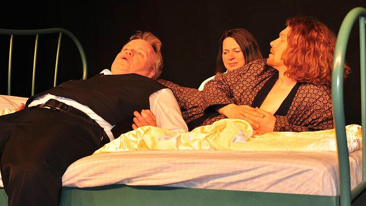 Spannend, gespickt mit schwarzem Humor, komisch und tragisch zugleich ist das Stück "Dreier" von Jens Roselt, das die Theaterwerkstatt Haßfurt unter der Regie von Nina Lorenz inszeniert hat. Unser Bild zeigt (von) links Stephan Bach, Ursula Gumbsch und Benjamin Bochmann.