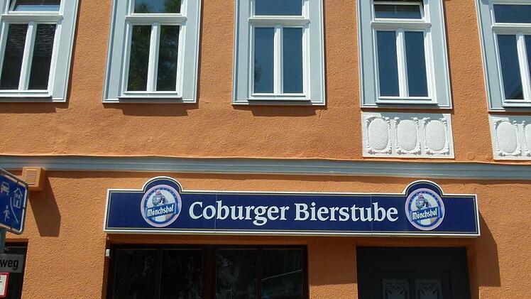 Andreas Wucher (links) und Udo Flurschütz (rechts) freuen sich über die Auszeichnung, die Hans-Heinrich Eidt (Mitte) aufgrund der gelungenen Sanierung überreicht. Foto: Lothar Weidner