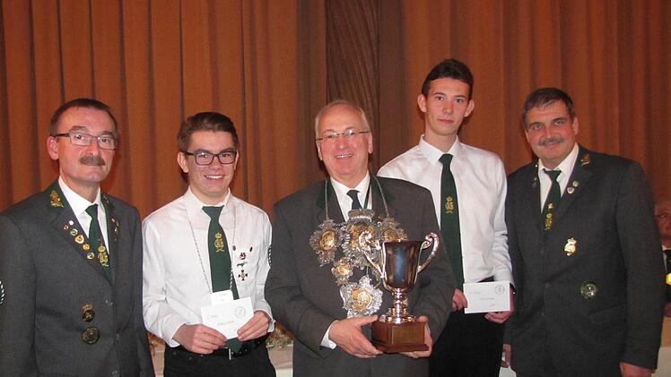 Schützenkönig Rainer Reißenweber gewann auch den Königspokal der Schützengesellschaft Coburg. Erster Schützenmeister Stefan Stahl machte es spannend, bevor er das gut gehütete Geheimnis lüftete. Die Jungschützen sind Reißenweber aber dicht auf den Fersen. Unser Bild zeigt von links: Oberschützenmeister Hans-Herbert Hartan, Florian Zosig, Rainer Reißenweber, Christian Blasberg und Ersten Schützenmeister Stefan Stahl. Foto: Martin Koch