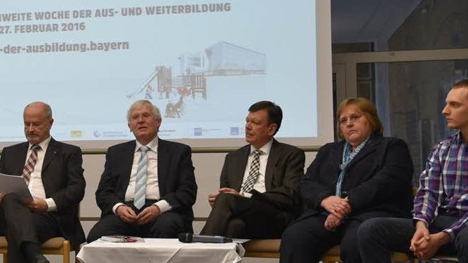 Zum Auftakt der bayernweiten Aus-und Weiterbildungswoche standen Rede und Antwort Oliver Hanft, Rainer Beck, Landrat Michael Busch, Dr. Birgit Weber, Friedrich Herdan, Moderatorin Julia Bach, MdL Jürgen W.Heike, Anton Staudigl, Dr. Rolf Eberwein, Brigitte Glos und Daniel Fietzek. Foto: Gabi Arnold