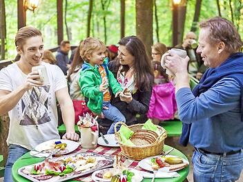 Auf den Bierkellern im Forchheimer Kellerwald fühlen sich alle Generationen wohl.  Foto: Stadt Forchheim